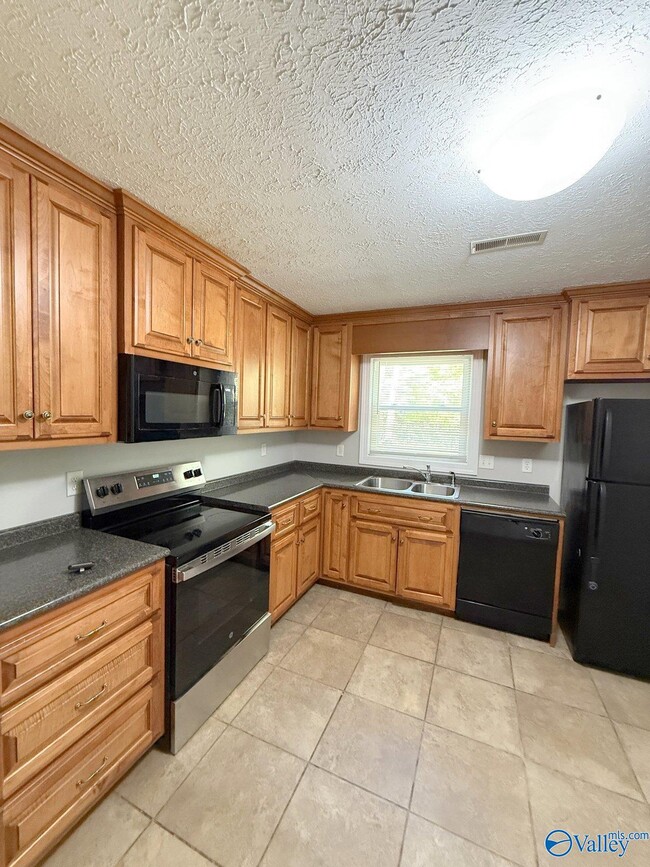 Building Photo - 160 Lewis Ln