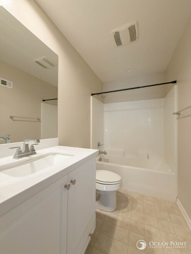 Building Photo - 3 Bedroom Condo for Rent in Oxnard by the ...