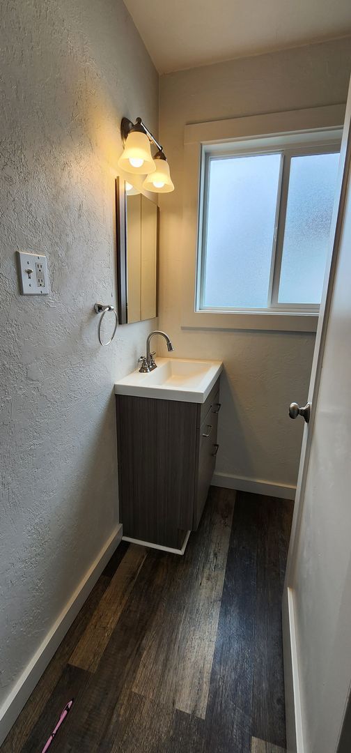 Building Photo - $500 MOVES YOU IN! 3 Bedroom Albany House ...