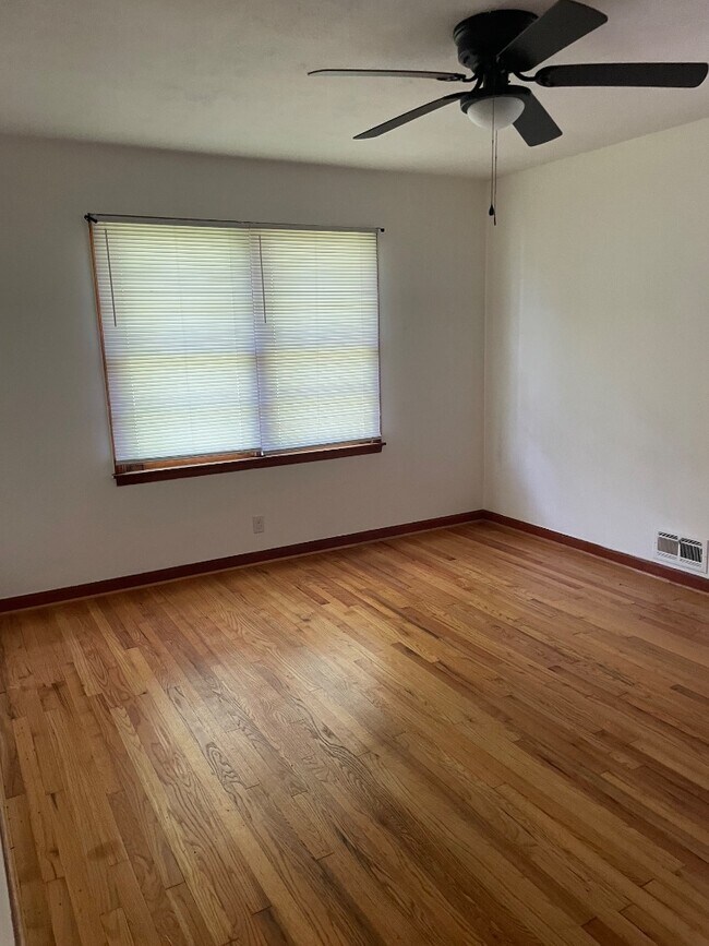 Building Photo - 1405 Woodland Dr