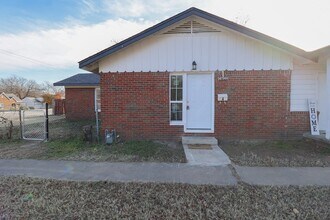 Building Photo - Section 8 Welcome! 2/1 Ready for Immediate Move In!!