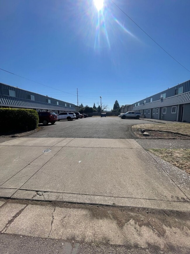 Building Photo - 2 Bedroom Town House!