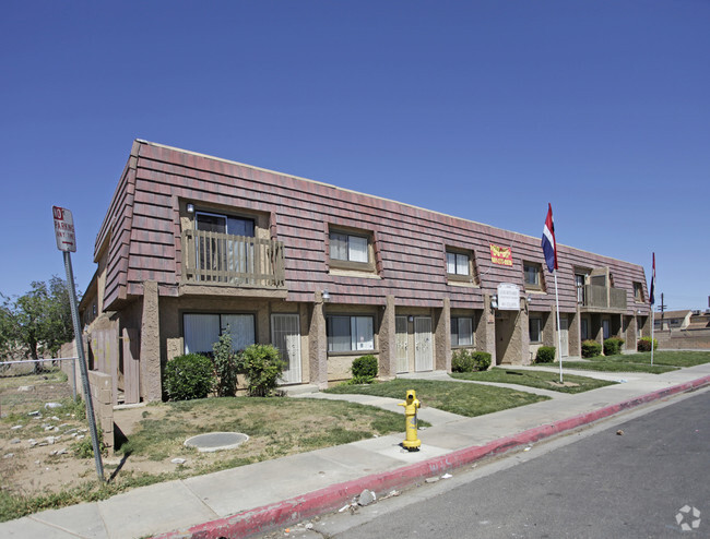 Building - Courtyard Apartments