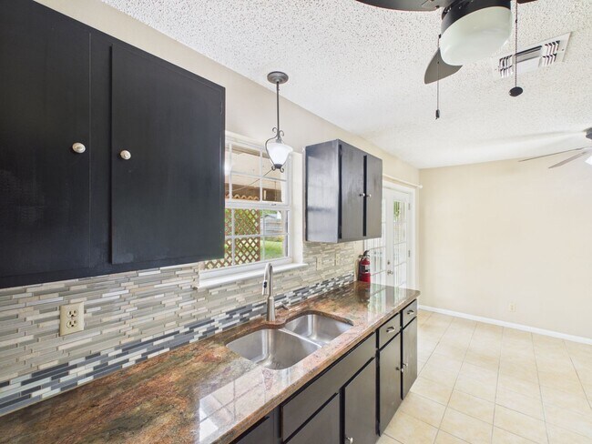Building Photo - 328 Glenmoor Dr
