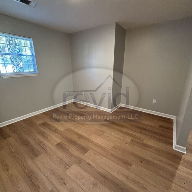 Building Photo - Recently Renovated 3Bed/1.5Bath Available ...