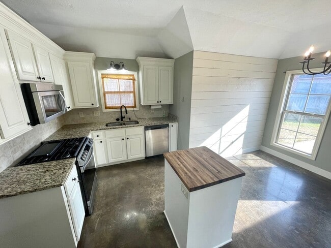 Building Photo - 106 Harvey Cir