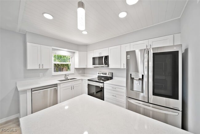 Building Photo - 16881 Davis Rd