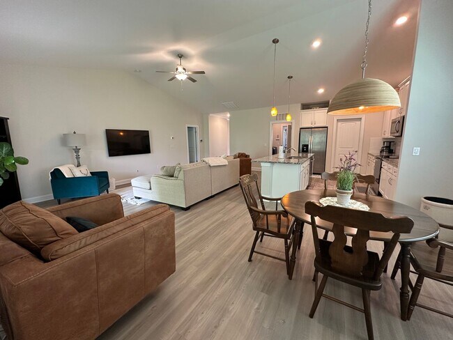 Building Photo - Charming Ranch Home w/Flex Space