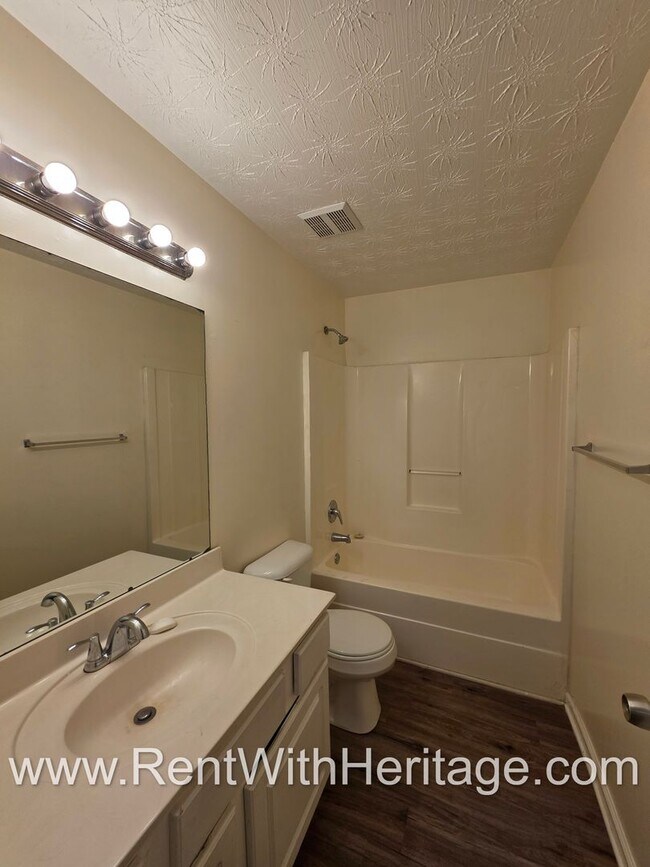 Building Photo - Awesome 3bd/ 2ba Townhome, Super Spacious, Small Community, Great Location