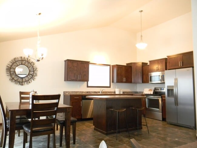 Building Photo - 521 E Foxtail Dr