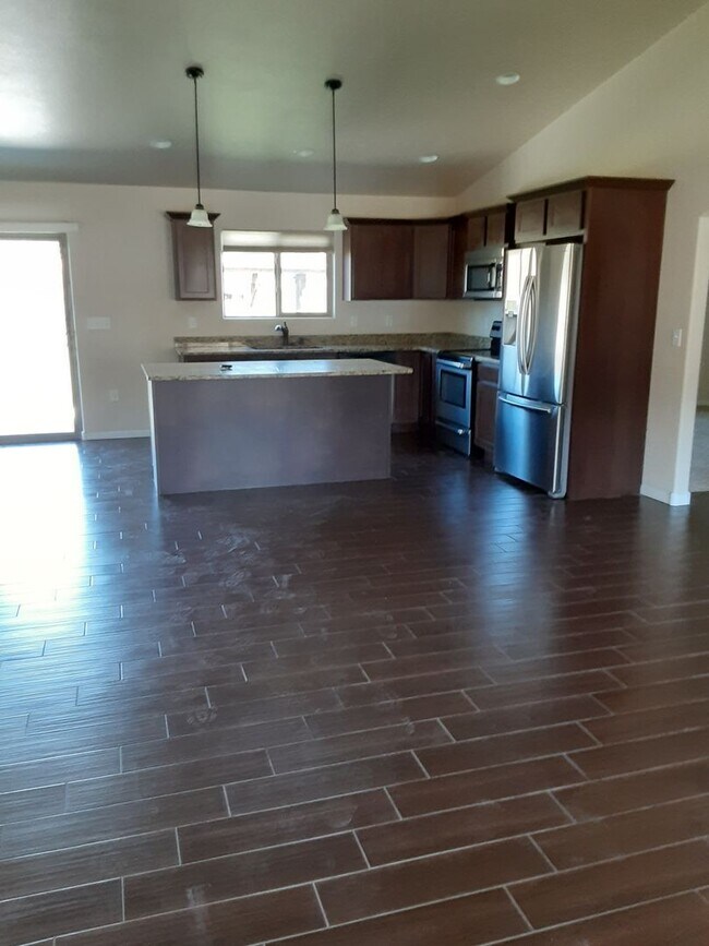 Building Photo - 3 Bedroom, 2 Bath Home with Attached 2-Car...