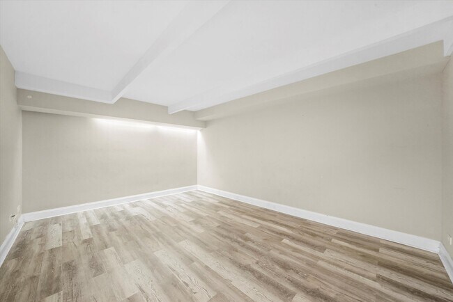 Building Photo - 406 S Lageschulte St