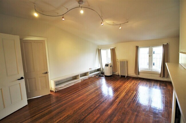 Building Photo - 22 E Mt Vernon Pl