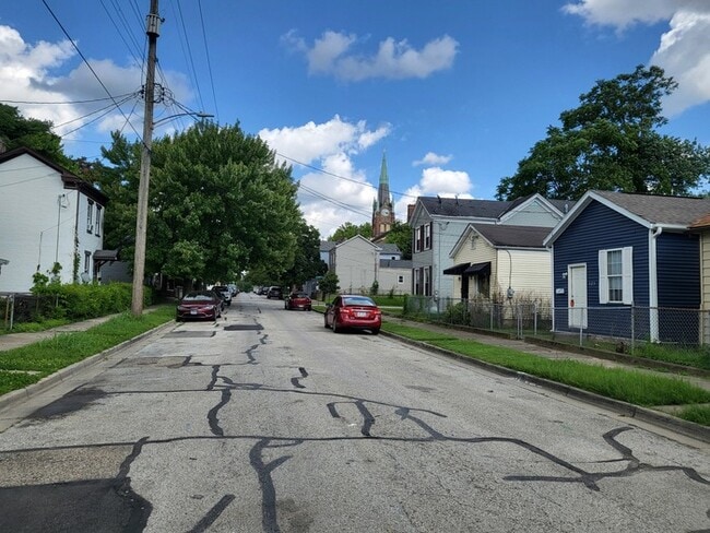 Building Photo - Cozy, clean, stove, fridge, and washer/dryer