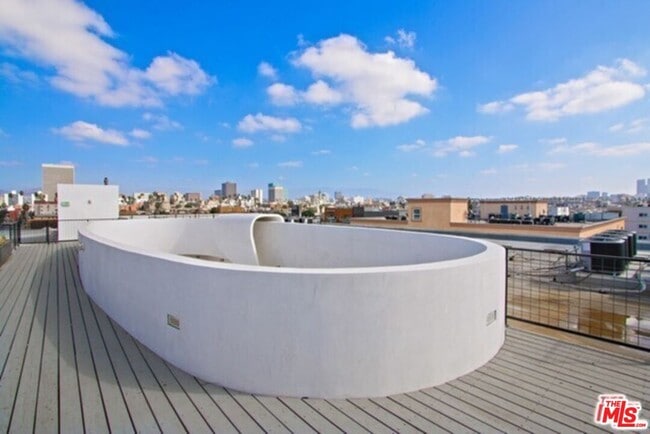 Building Photo - 1038 S Mariposa Ave