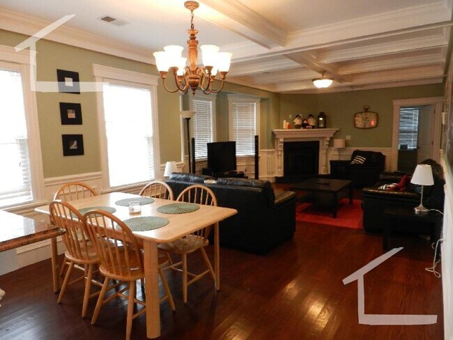 Building Photo - No Brokers Fee, No Security Deposit, In Unit Washer/Dryer, Pets friendly, Parking Included, Centr...