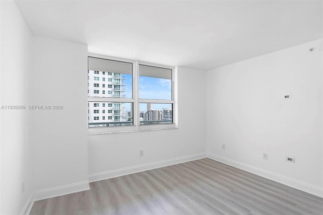 Building Photo - 1155 Brickell Bay Dr