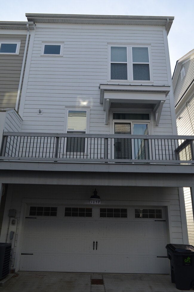 Building Photo - 1057 Vida Wy