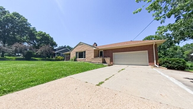 Building Photo - Spacious 3 Bedroom 1.5 Bath Home- Located ...