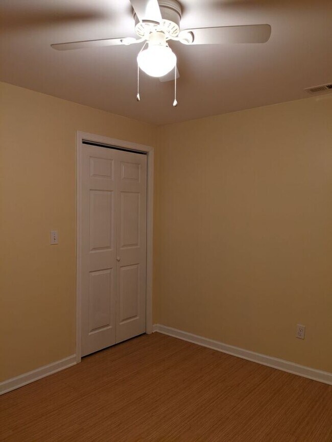 Building Photo - Charming West Asheville Basement Apartment