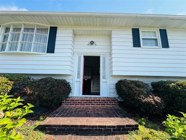 Building Photo - 2715 Manhattan Dr
