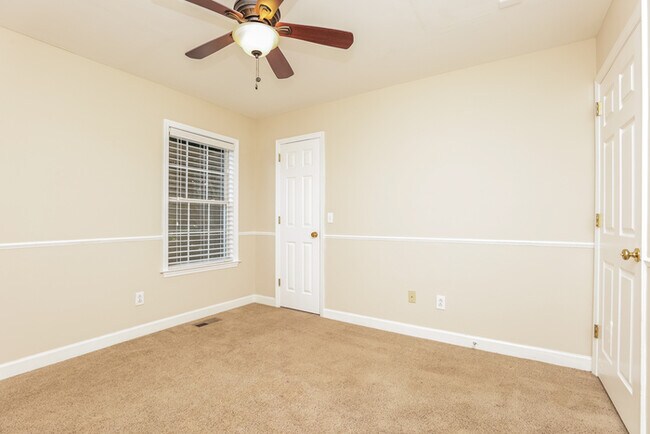 Building Photo - 2812 Sutherland Dr