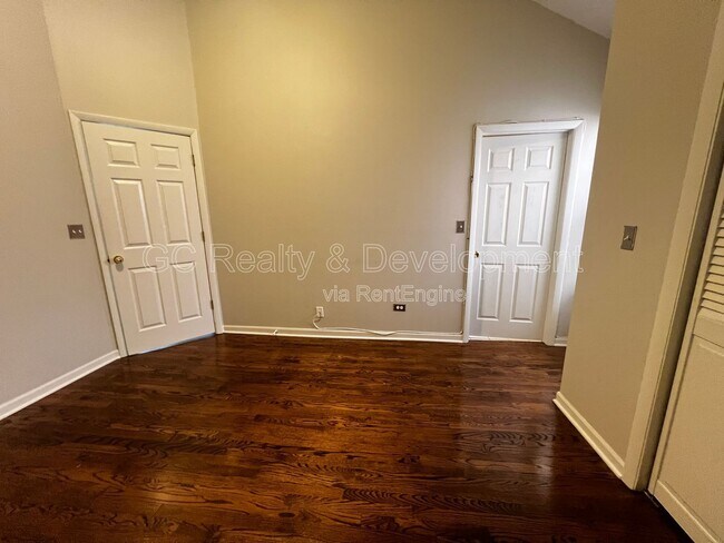 Building Photo - 819 N May St