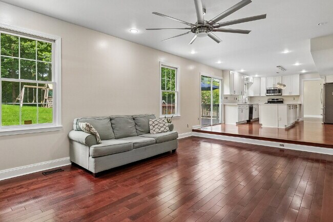 Building Photo - Beautifully updated and spacious 5-bedroom, 3.5-bath home for rent in the heart of Woodbridge