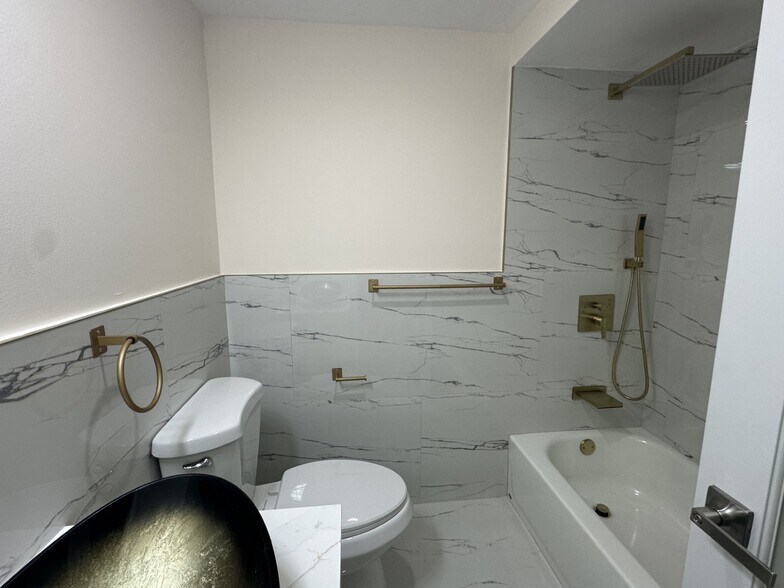 Building Photo - 465 Swallow Dr