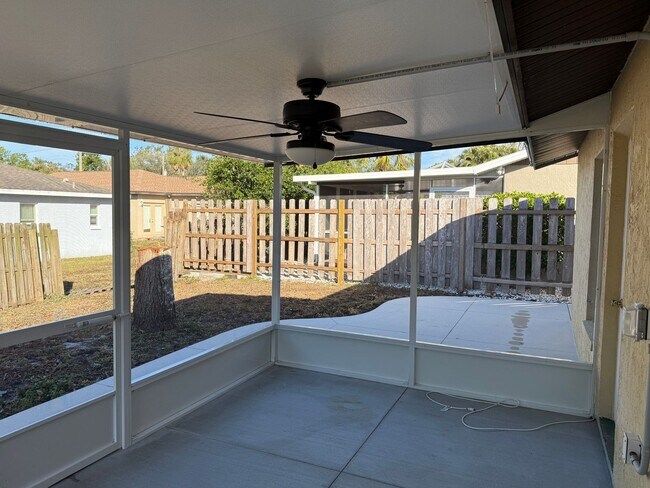 Building Photo - 2Bedroom 2 Bath Single Family Home W/1 Car Garage