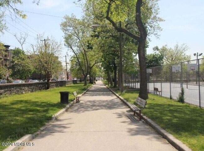 Building Photo - 861 Summit Ave