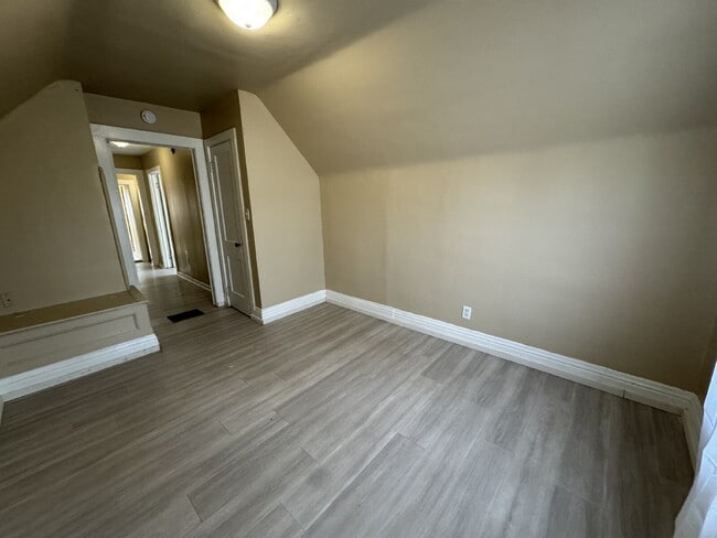 Building Photo - 3 Bedroom 2 Bath Where Timeless History Meets Modern Living!