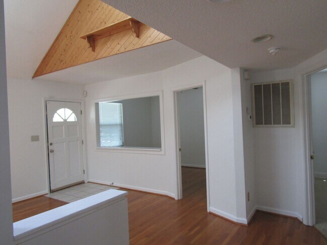 Building Photo - Gorgeous, Completely renovated 3 bedroom
