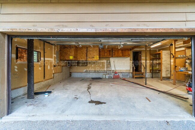 Building Photo - 1407 W Spring Ln