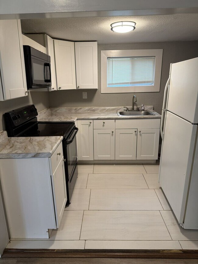 Building Photo - LEASING SPECIAL - MOVE IN BY 1/1/2026 AND RECEIVE 2ND MONTH OF RENT FREE. Super cute 2 br House