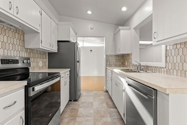 Building Photo - 2637 NE 138th Pl