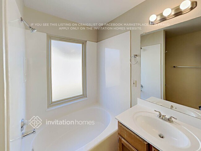 Building Photo - 668 E Manor Dr