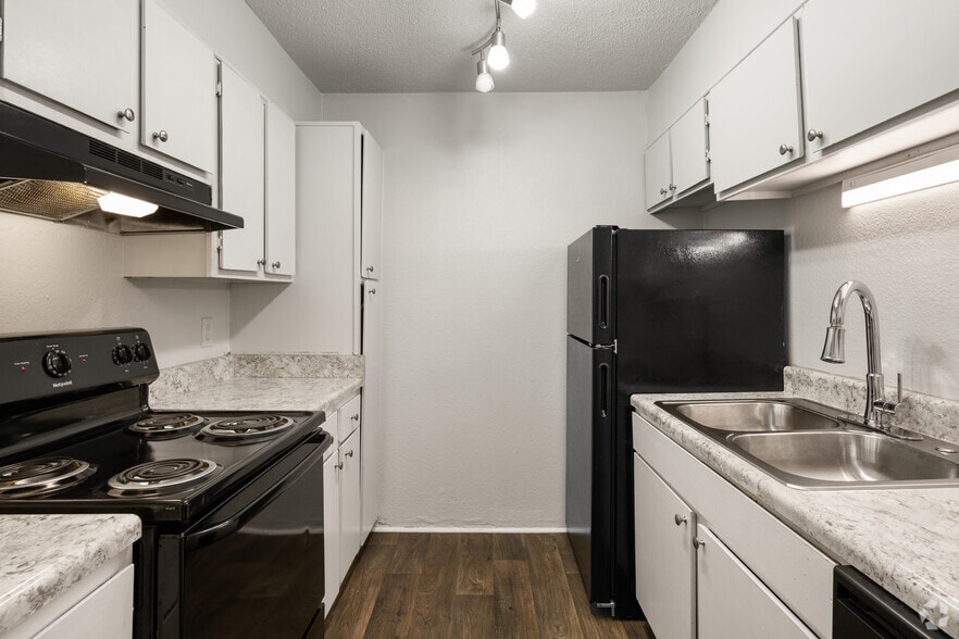 2BR, 2BA - 1100SF - Kitchen - Highpointe Apartments