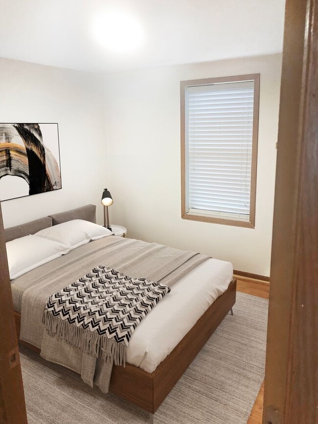 Building Photo - 4 Bedroom Single Family Home