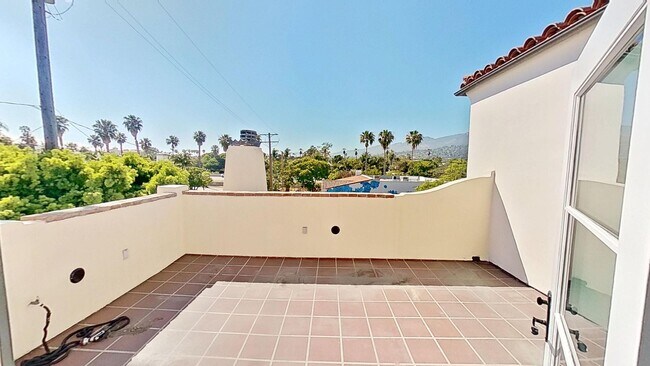 Building Photo - Spacious 2-bedroom/2.5-bathroom Townhouse- In the heart of the Funk Zone