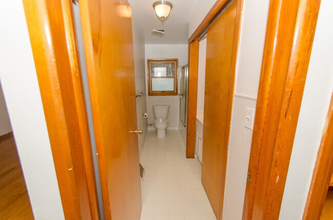 Building Photo - 3 bedroom, 2 bath home located in Green Ac...