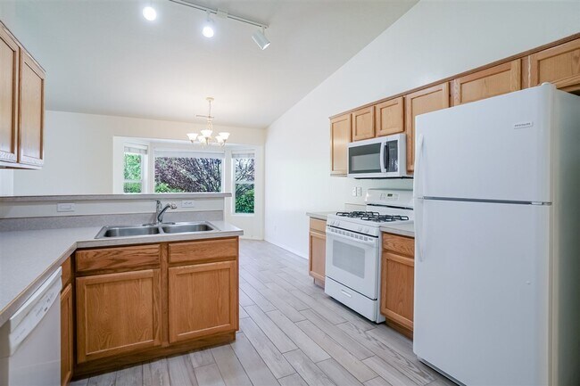 Building Photo - 3 Bedroom, 2 Bath, 2 Car Garage For Rent in Prescott!