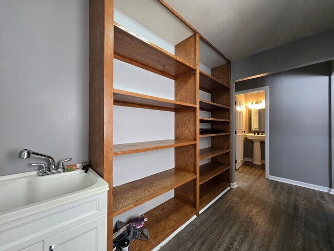 Building Photo - Spacious 5-Bedroom Family Home