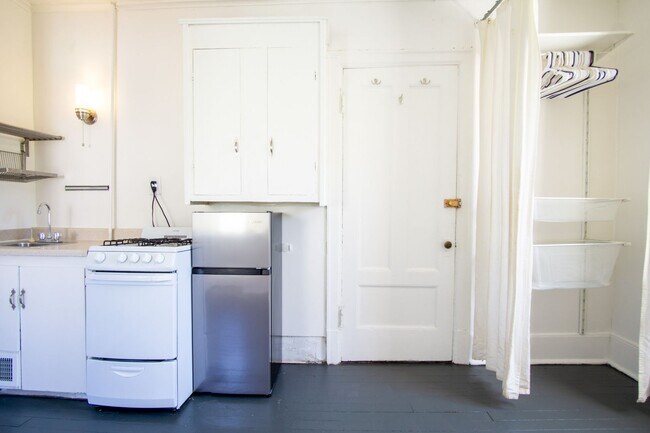 Building Photo - Flexible Leases! Corner Single Room in Dar...