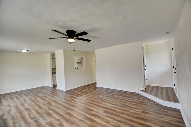 Building Photo - 3900 Raintree Ct