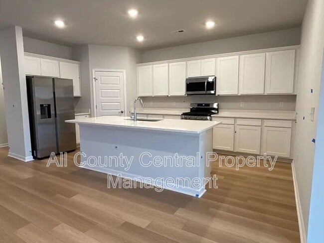 Building Photo - 15640 Tillane Pk Dr