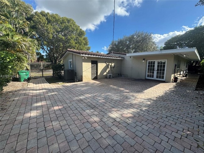 Building Photo - 6580 Lake Blue Dr