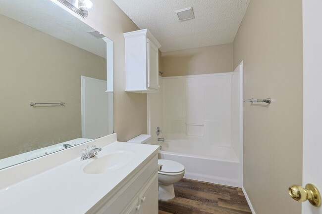Building Photo - Don't miss this 2 Bedroom Duplex