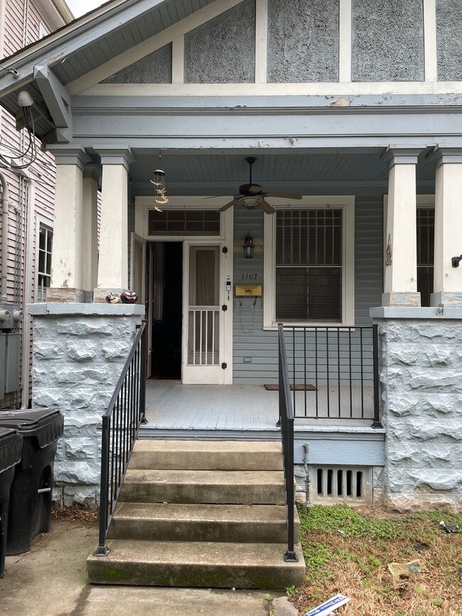 Building Photo - Huge 2BD/2.5BA Uptown, with a Yard, Central Air/Heat, and W/D in Unit