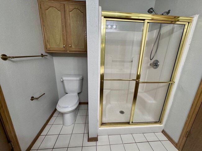 Building Photo - 2 bed, 2 bath, 2 car garage